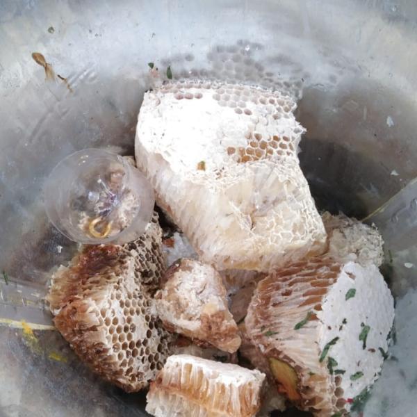 প্রাকৃতিক চাকের মধু
